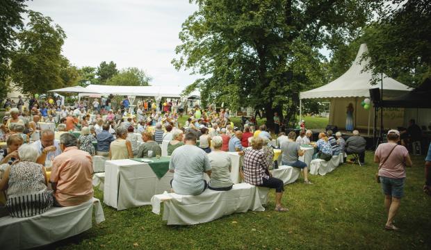 Sitzende Besucherinnen und Besucher