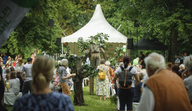 Living Trees - stilt walkers between the guests