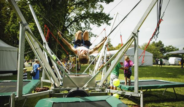 Bungee Trampolin, hüpfende Kinder