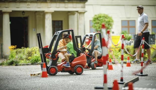 Pedal forklift, laughing children